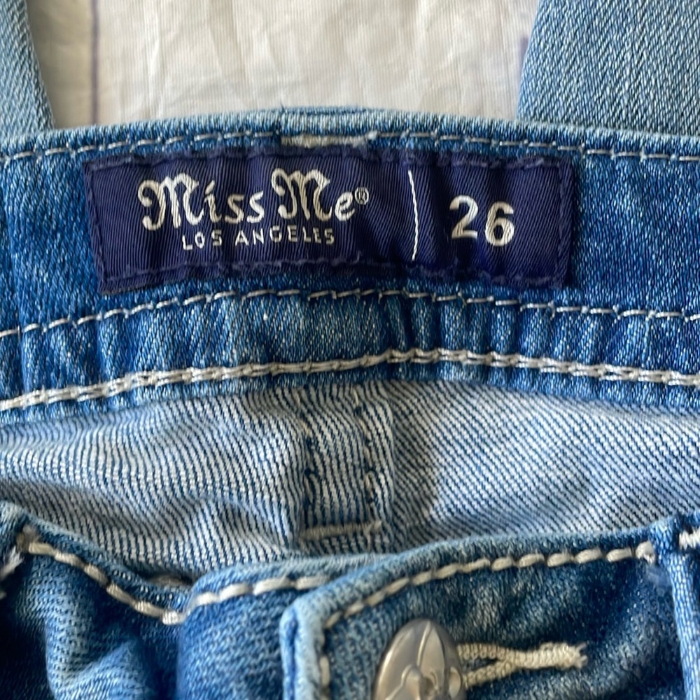 ♥️Miss Me♥️Women's mid- rise Capri Blue Jeans size ( 26) - Picture 4 of 8